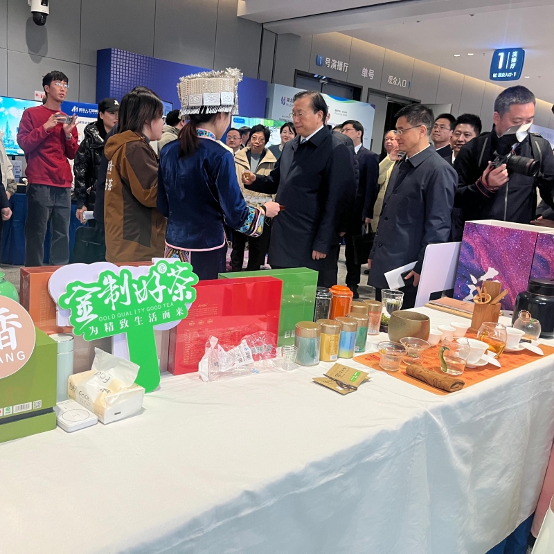 2024年12月26日湖北省大学生创业大赛》及“创业联盟英雄汇”展示活动现场王忠林省长品饮金苔香茶叶