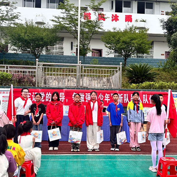 2025年6月1日白果树小学6年级留守儿童发放儿童节礼物