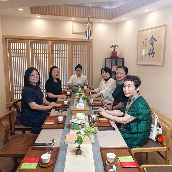 2025年7月2日武汉女企业家协会到武汉旗舰店调研参观