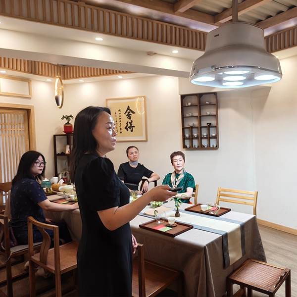 2025年7月2日武汉女企业家协会到武汉旗舰店调研参观