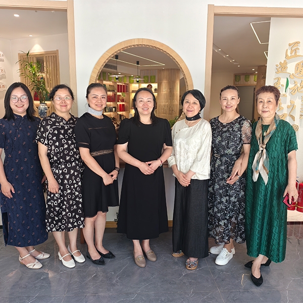 2025年7月2日武汉女企业家协会到武汉旗舰店调研参观