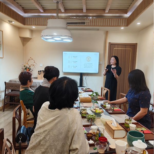 2025年7月2日武汉女企业家协会到武汉旗舰店调研参观