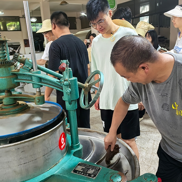 2025年7月3日华中农业大学工学部到金苔香茶业进行乡村振兴活动