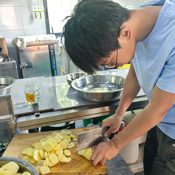 2025年7月9日华中农业大学人工智能+信息学院到金苔香茶业开展社会实践活动