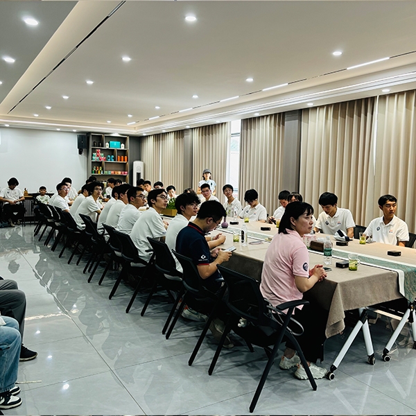 2025年7月17日武汉大学首届雷军班同学莅临金苔香茶业参观交流