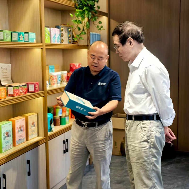 2025年9月13日中国科学院院士武汉大学高等研究院院长朱玉贤一行赴金苔香茶业调研