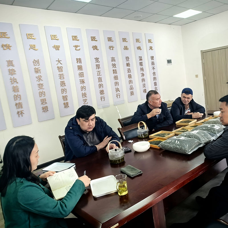 2025年11月5日广交会结识乌兹别克斯坦客户到金苔香茶业选样并达成交易合作
